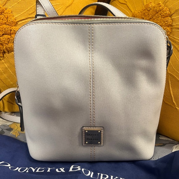 Dooney & Bourke Handbags - Dooney & Bourke crossbody Bag